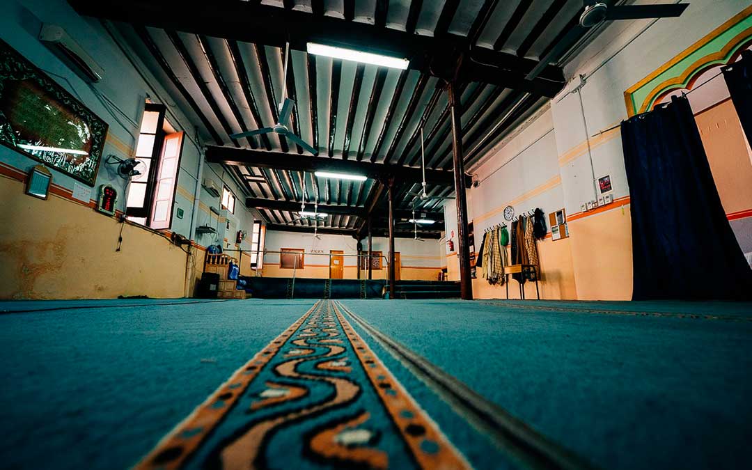 La Mezquita de Caspe, a la que llegan a acudir más de 300 familias, totalmente vacía, la semana pasada. Imagen: Cesáreo Larrosa