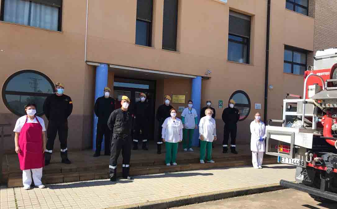 La UME desinfectando la residencia de Muniesa