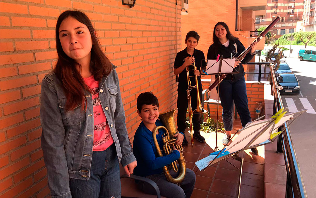 Estos pequeños músicos amenizaron el Domingo de Ramos en la calle Andrés Vives./ L.C.