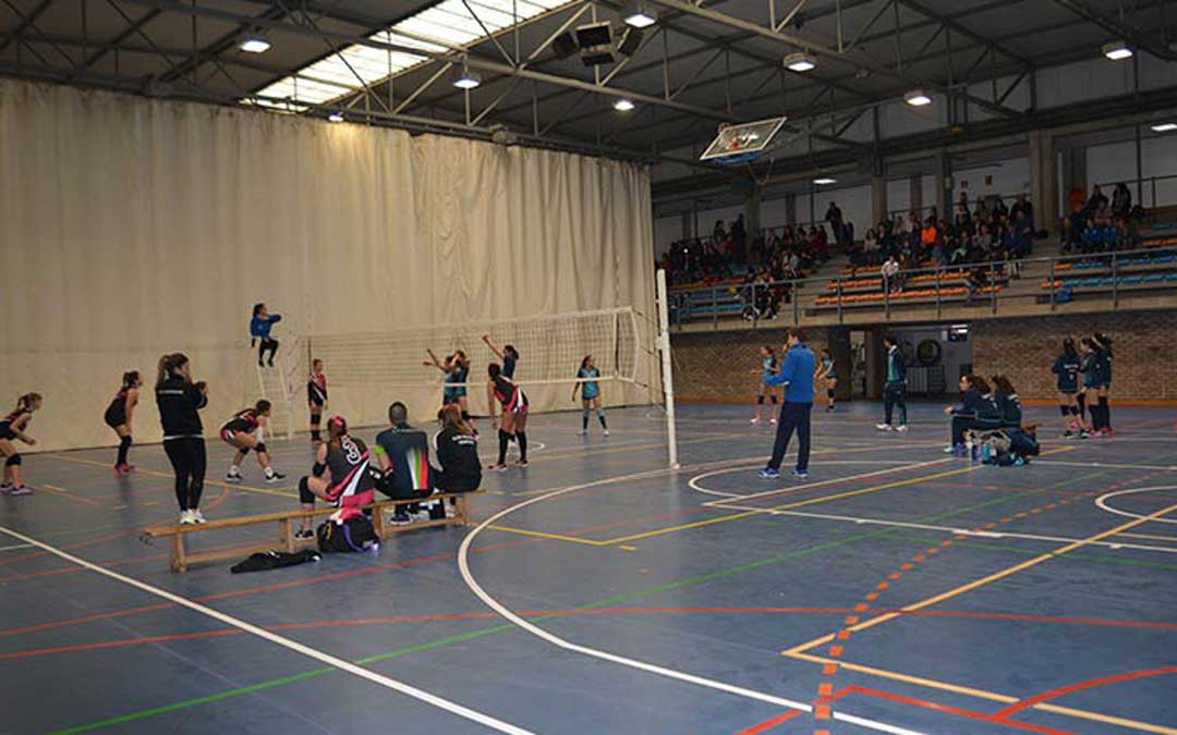 Interior del pabellón municipal de Alcañiz conocido como pista azul./ L.C.