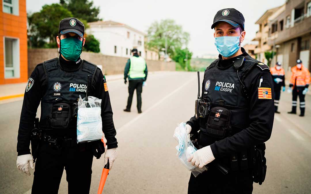 Miembros de la Policía Local de Caspe durante el reparto. Imagen: Cesáreo Larrosa.