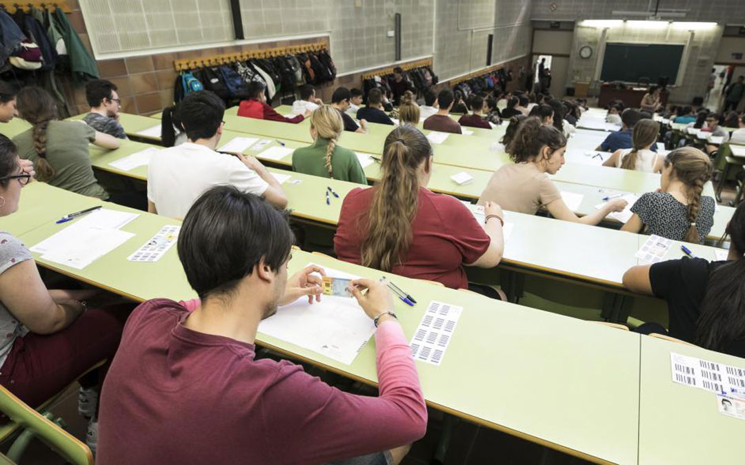 Una sesión de la EVAU del curso anterior./Guillermo Maestre (HERALDO)