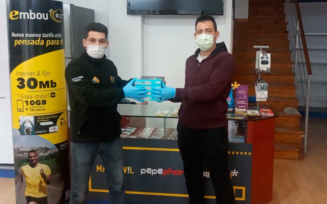 Puyo Área Tecnológica hace entrega de 2 tablets al consistorio para la residencia de mayores y el Ayuntamiento compra otras dos.
