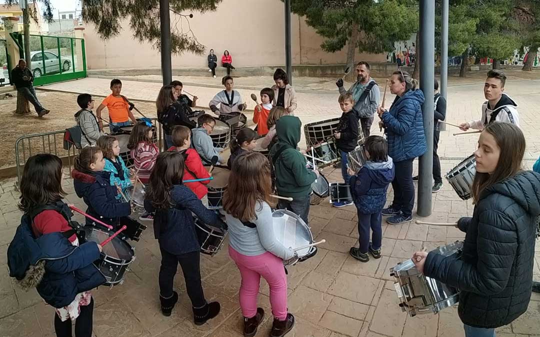 Una sesión de ensayos del grupo infantil de 2019 en Samper. / Grupo Infantil
