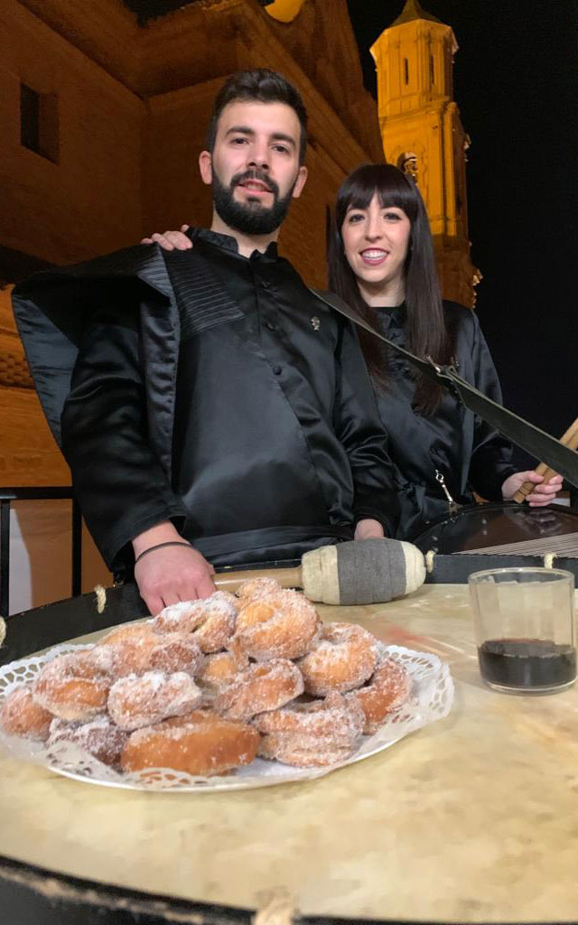 Samper de Calanda. Bombo y rosquillas en el balcón.