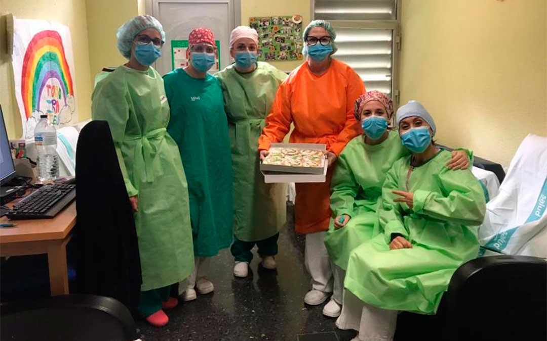 Los alumnos del IES Bajo Aragón han ezundaldo la jornada laboral de los sanitarios./ L.C.