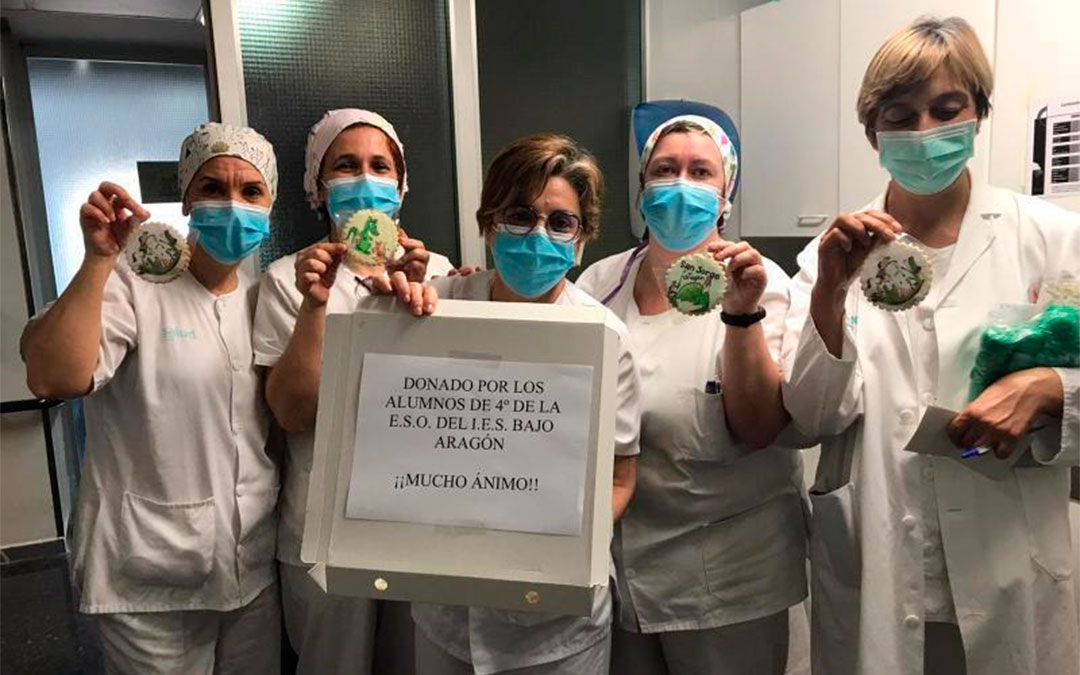 Sanitarios del Hospital Comarcal mostrando las galletas./ L.C.