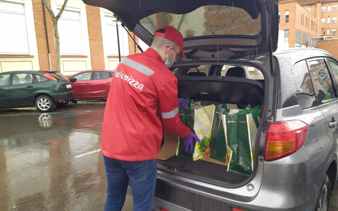 Un operario realizando reparto de alimentos./HERALDO.ES