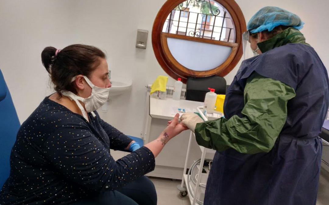 Una enfermera realiza un test rápido de coronavirus a una vecina en Utrillas./ Heraldo