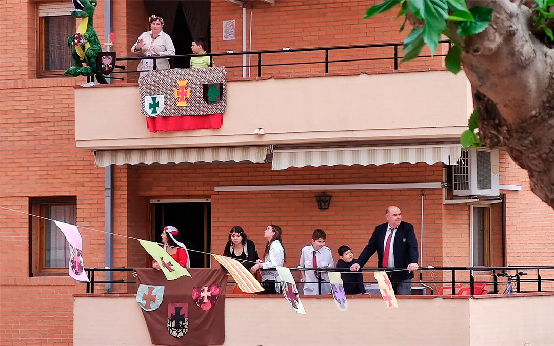 Los vecinos de la calle de la calle Ándres Vives con sus trajes medievales./ L.C.
