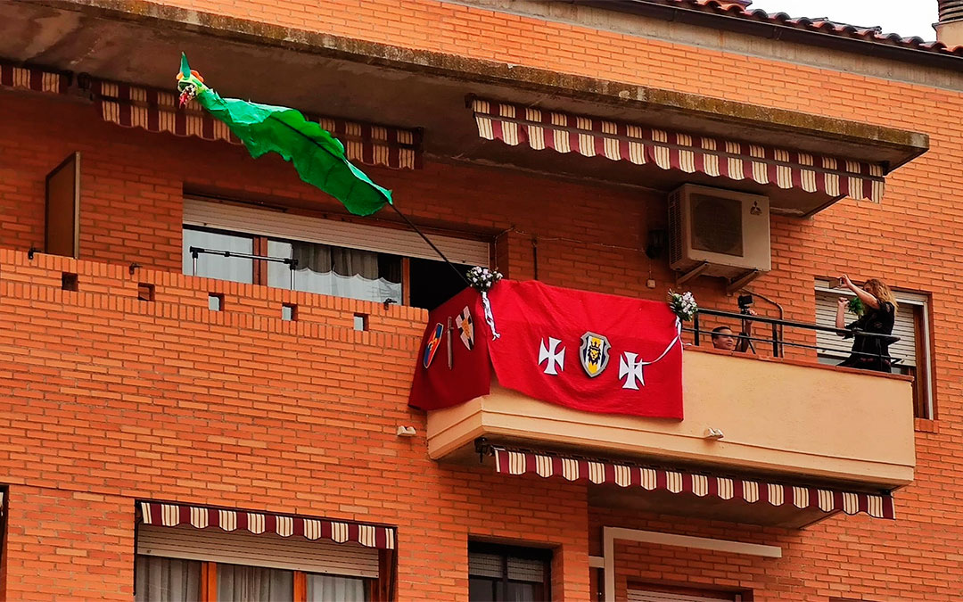 El dragón de los vecinos de la calle Andrés Vives de Alcañiz./ L.C.