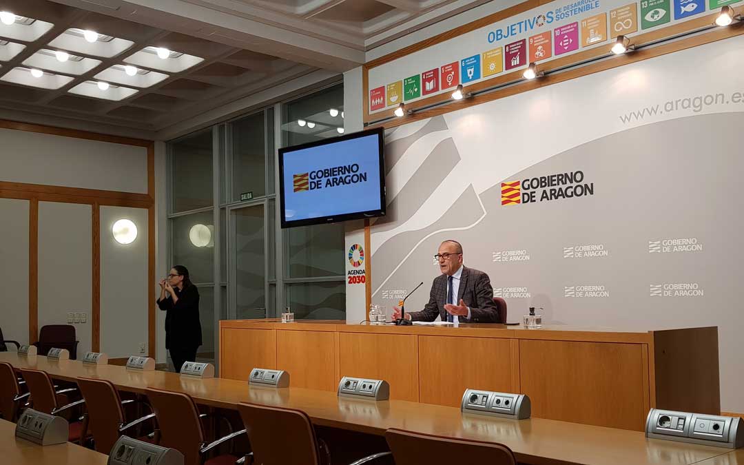 El consejero de Educación, Felipe Faci, en la rueda de prensa del próximo curso. / DGA