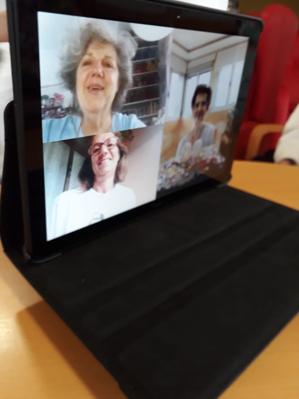 Nieves Corominas hablando con sus hijas por videollamada.
