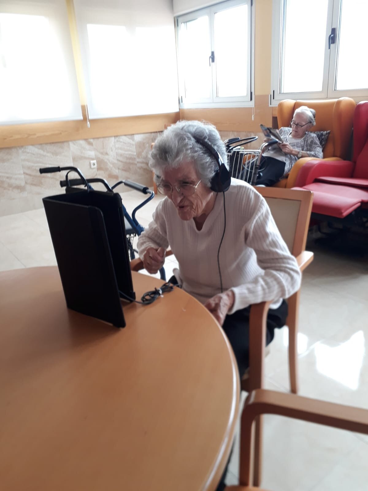 Nieves Escudero,de 93 años y superviviente del Covid-19, hablando con familiares con una tablet.