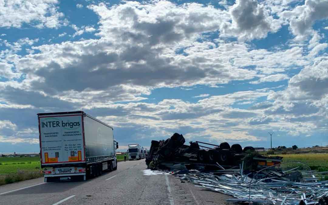 Estado del camión accidentado. Imagen: Bomberos DPZ
