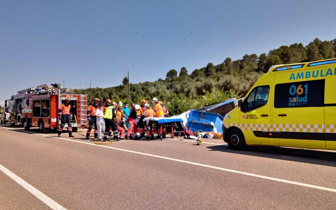 Efectivos del parque de bomberos de la DPT de Alcañiz y el O61 en el lugar del accidente.
