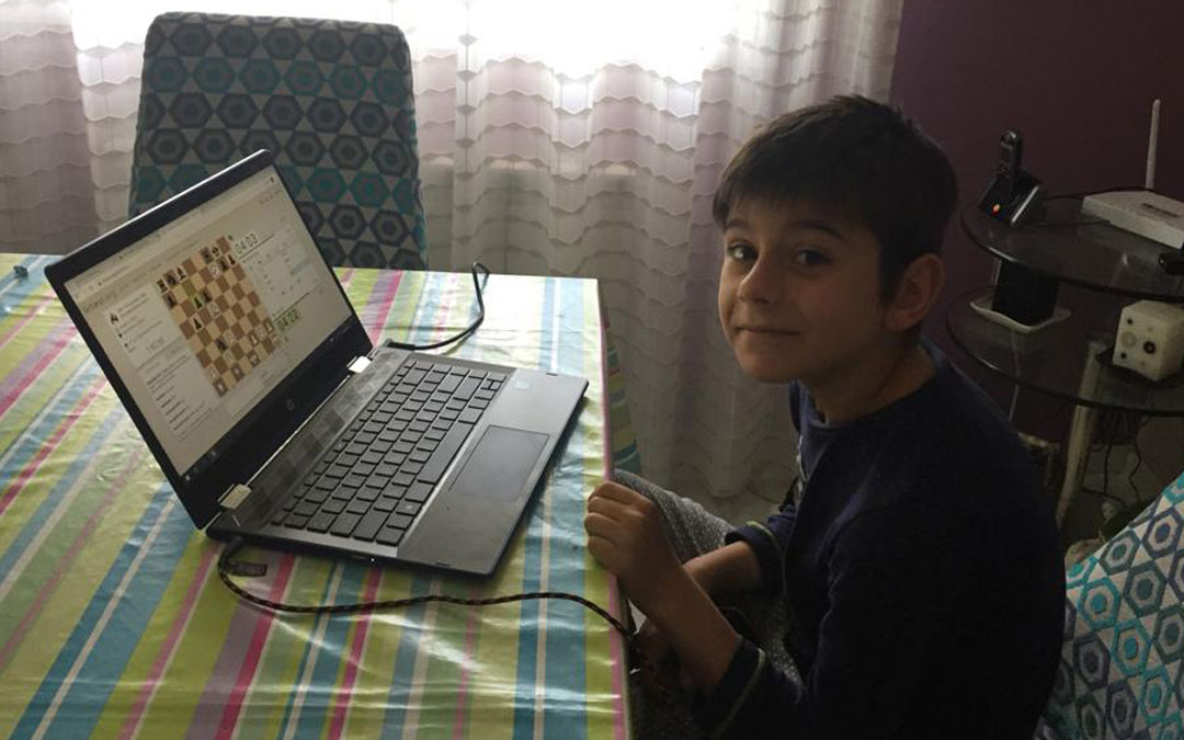 Uno de los niños que desde su casa ha participado en este I Torneo On Line 'Ajedrez en la escuela'