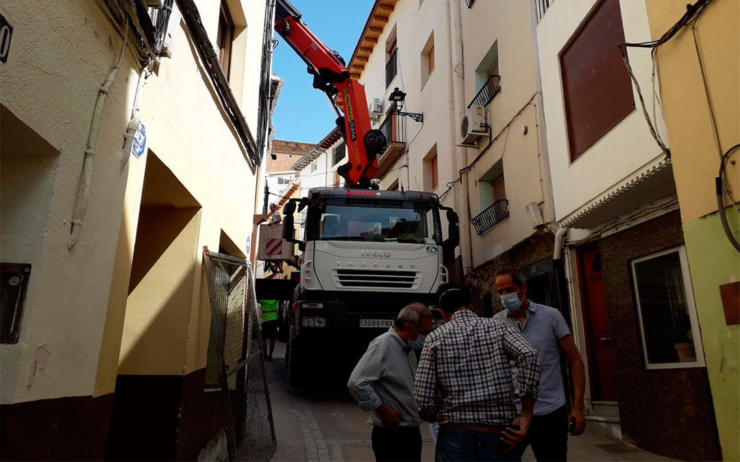 Maquinaria pesada en el lugar de demolición este lunes./ Ayuntamiento de Albalate