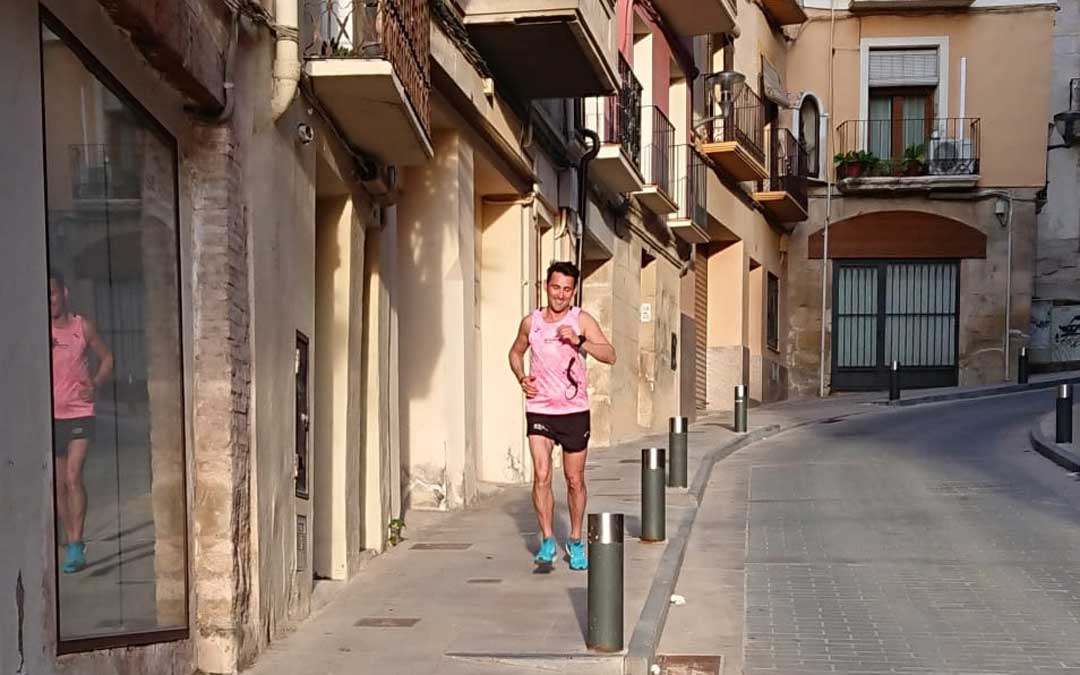 Jesús García, calle Mayor de Alcañiz abajo en el primer día de desconfinamiento deportivo. / L.C.
