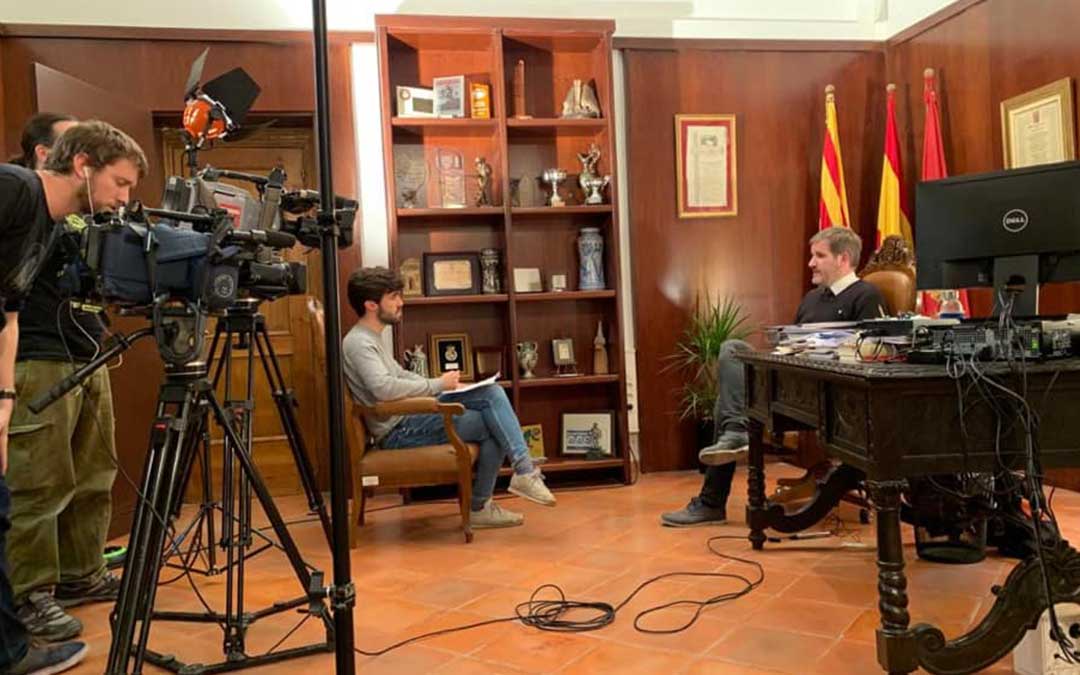 Imagen del rodaje en Alcañiz durante una entrevista a su alcalde./ Facebook Ignacio Urquizu