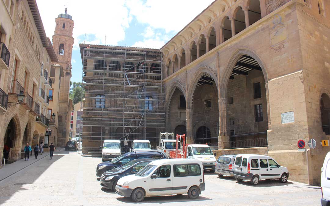 La fachada del Ayuntamiento y la Lonja de Alcañiz, en la restauración en mayo de 2019. Es uno de los muchos ejemplos de riqueza patrimonial del territorio. / L. Castel