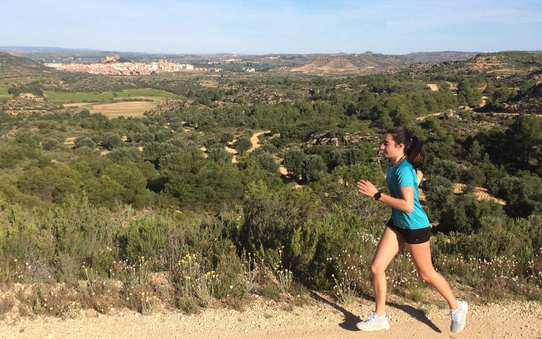 La alcañizana, Paloma Lizana, en la Ruta de las Trincheras. / L.C.