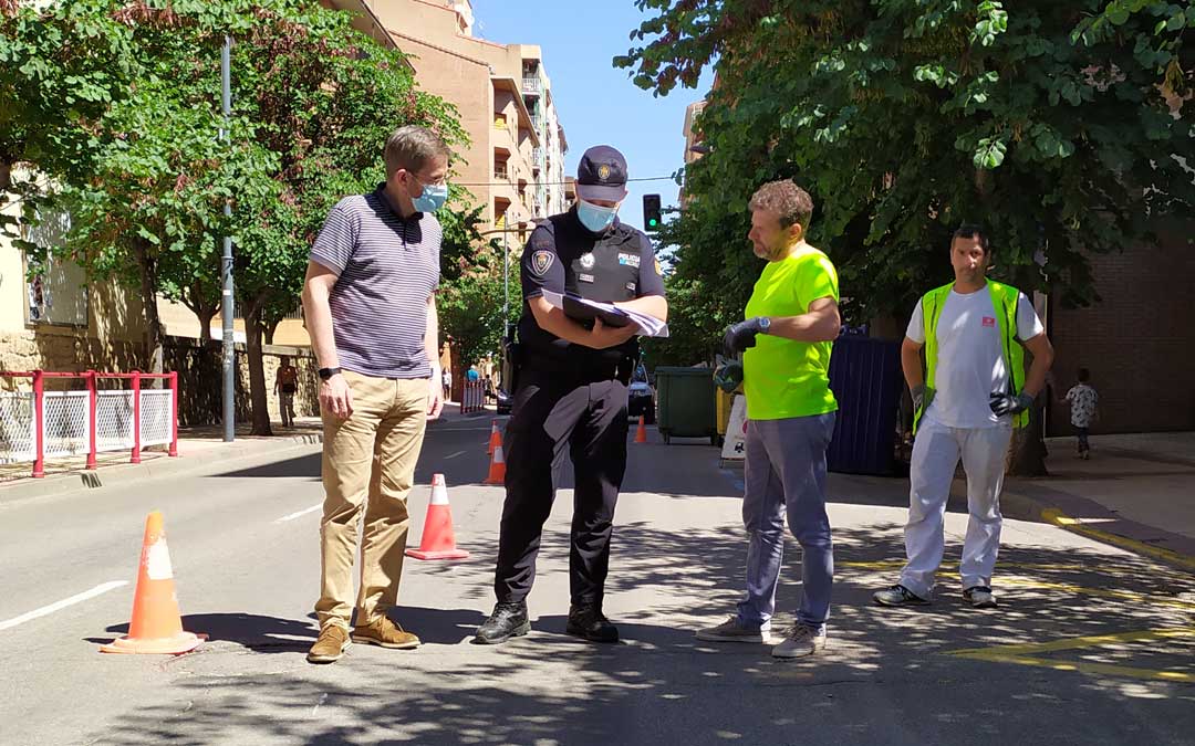 El alcalde, Urquizu; con el jefe provisional de la Policía, Zabala, este jueves, supervisando las labores de repintado / J. Peñalver