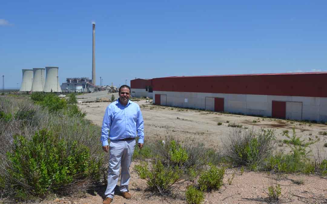 Amador entre la Central Térmica y las naves en las que se ubicará la planta de pellets