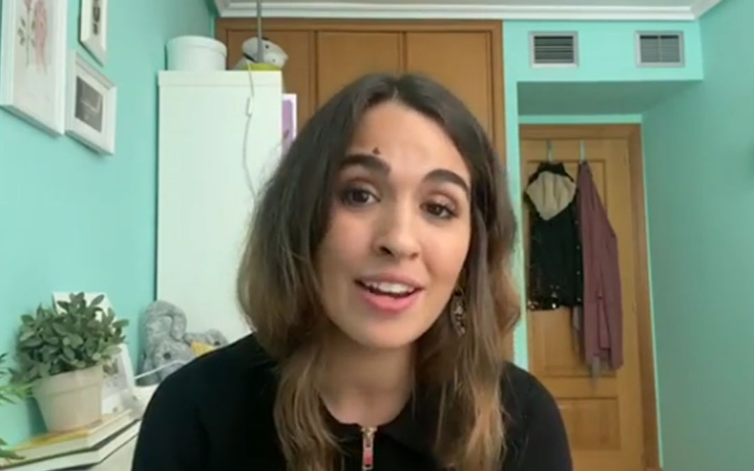 La concursante de OT, Anaju, graba un vídeo animando a los jóvenes a participar en 'Cortometrical'./ L.C.