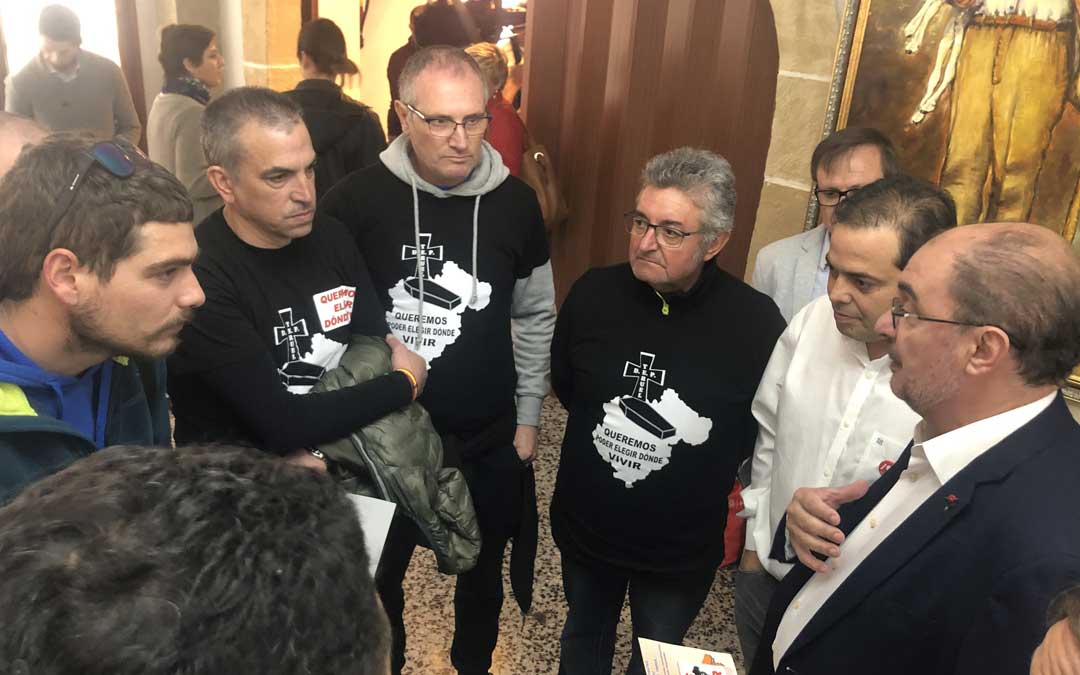 Foto de archivo de un encuentro del presidente Lambán y el alcalde Amador con la Plataforma de las Subcontratas de la Térmica de Andorra / L. Castel