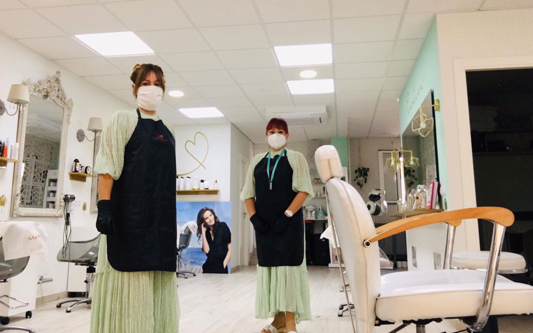 Sandra Jiménez e Ingrid Gonzales, de Kaótica peluquería en Andorra, fue una de las que abrió sus puertas este lunes. / AEA