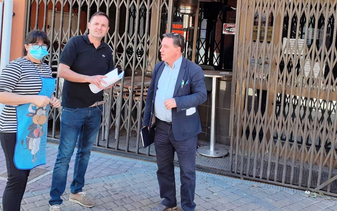 El concejal Sebastián Ruiz y el teniente alcalde Juan Ciércoles con la propietaria del bar Barrachina