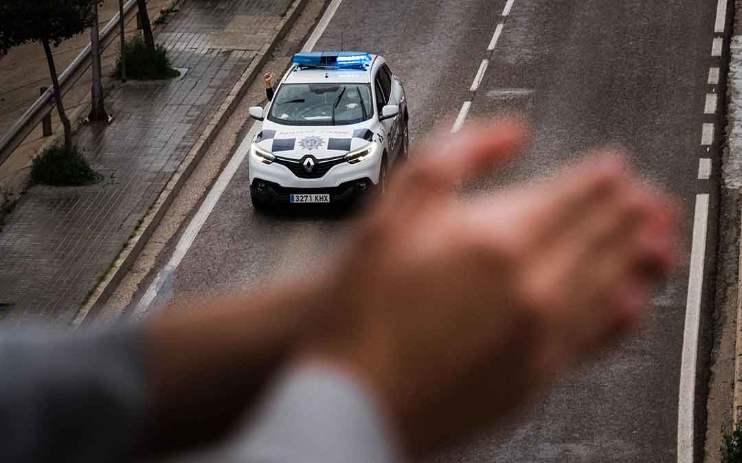 Aplausos a una patrulla de policía en Caspe. Imagen: Cesáreo Larrosa