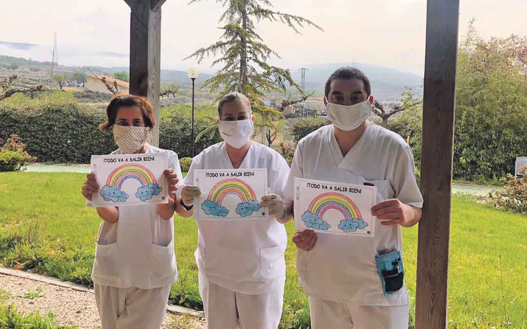 Varias trabajadoras de la residencia lanzan un mensaje de esperanza.