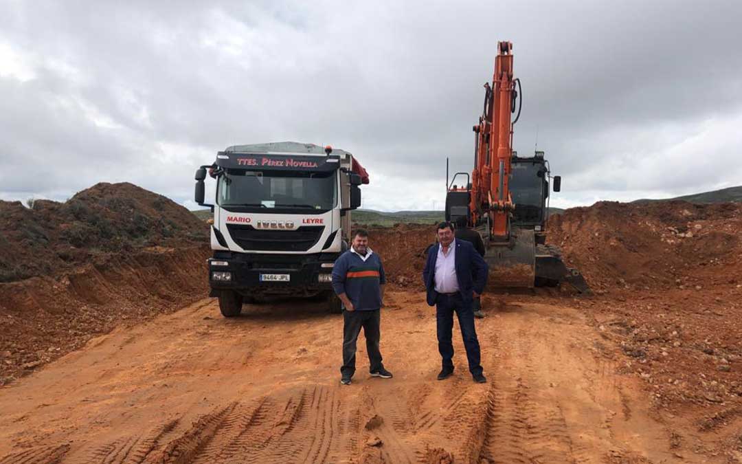José Sancho (derecha) junto al alcalde de Huesa del Común durante una visita a los trabajos de mantenimiento de caminos en este municipio / DPT