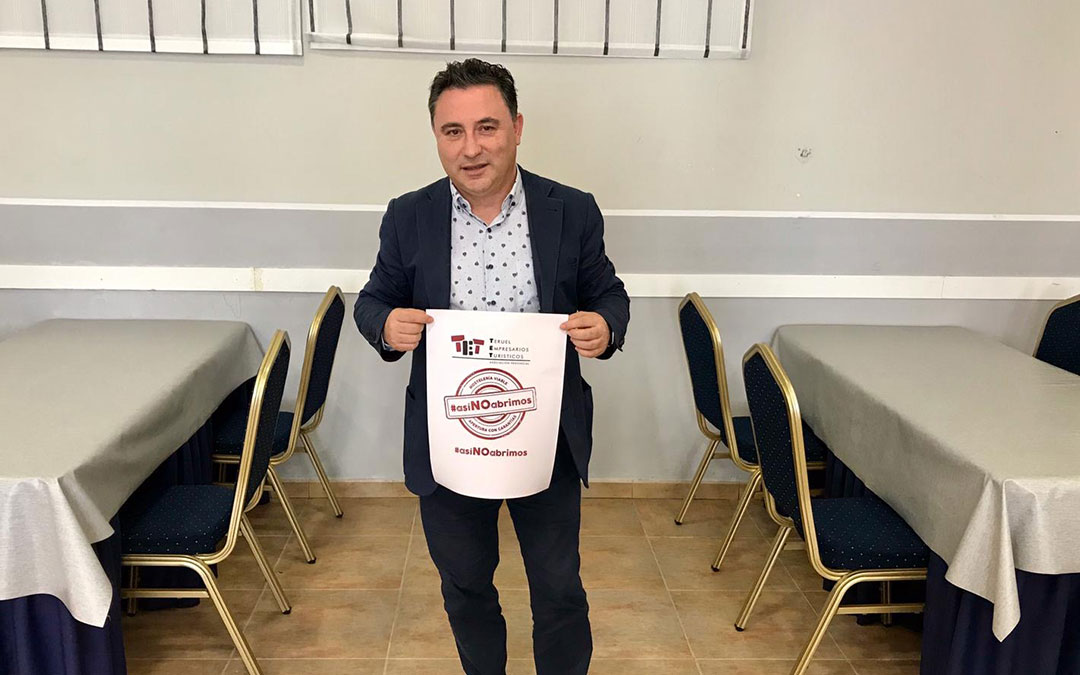 Juan Ciércoles, presidente de la Asociación Provincial Teruel Empresarios Turísticos, con el cartel de la campaña./ J.C.