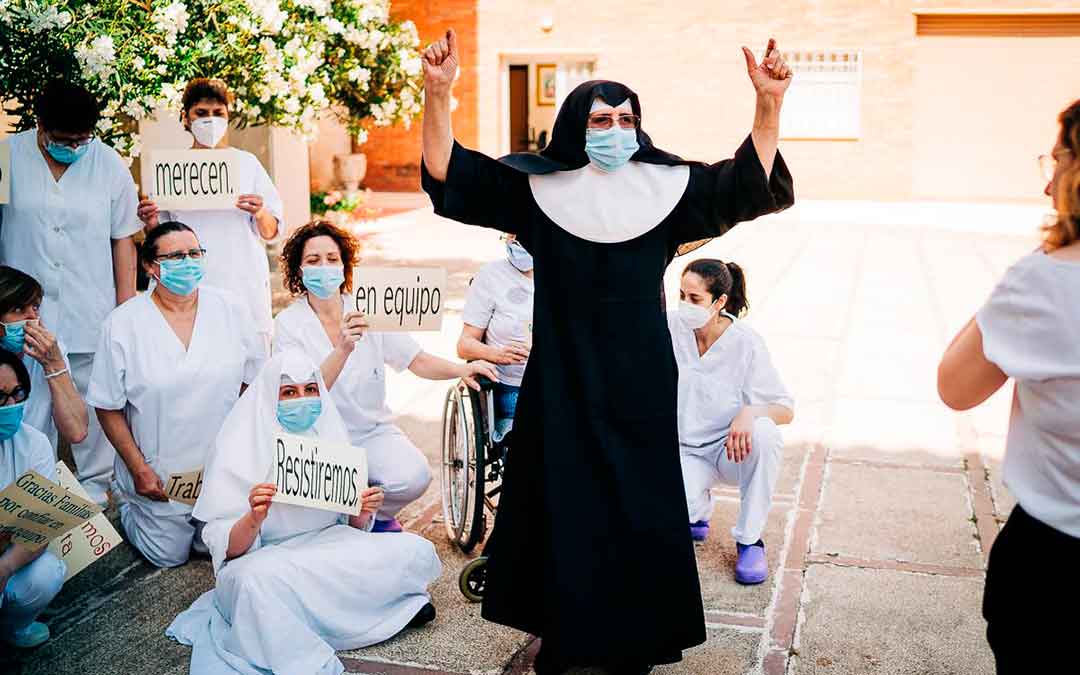 Una de las monjas celebrando que el centro esté libre de Covid-19. Imagen: Cesáreo Larrosa