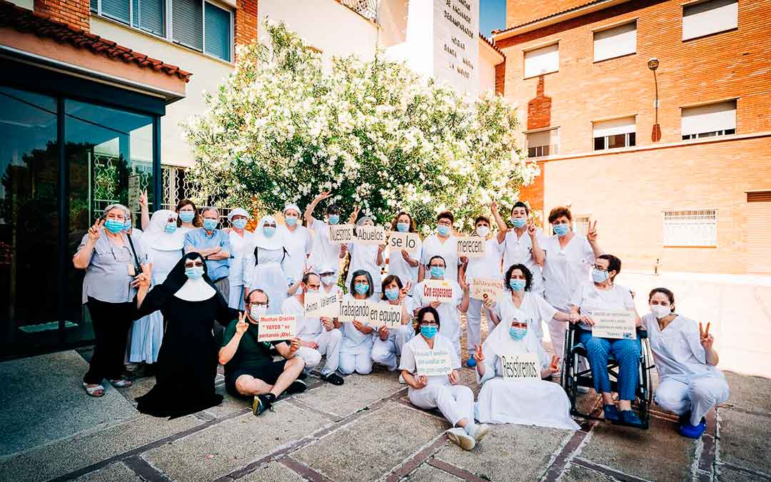 Residentes y personal del asilo celebrando la noticia este viernes. Imagen: Cesáreo Larrosa