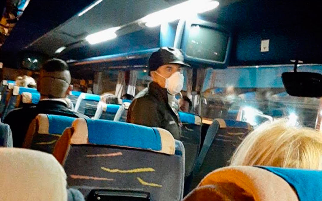 Autobús que ha desplazado a los temporeros este miércoles de Andorra a Sástago./ DGA