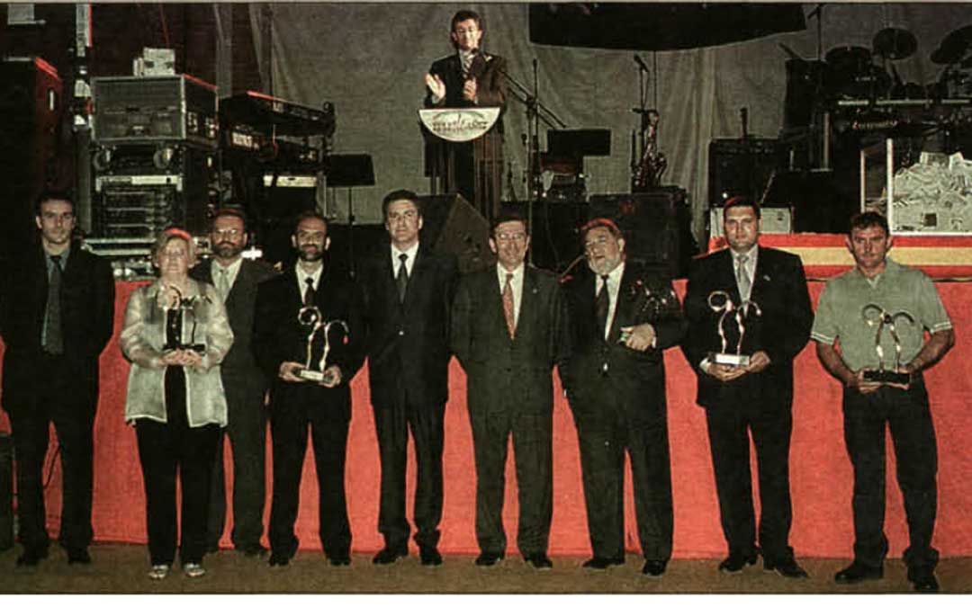 La tradicional 'foto de familia' de todos los premiados y las autoridades que entregaron los galardones de las Bajoaragoneses 2001 (Darío Vidal tercero por la izq)./LA COMARCA