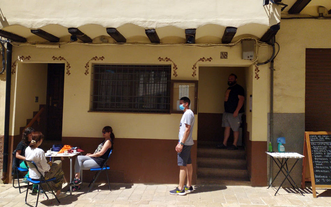 La terraza de un bar en Cantavieja tras las medidas aprobadas por el Consistorio./ Ayto. Cantavieja