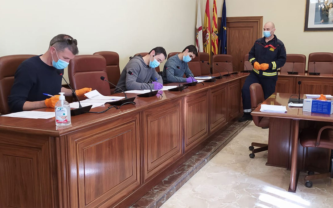 Algunos de los bomberos durante la firma como funcionarios, en presencia del Inspector Jefe del Servicio de Extinción de Incendios y Salvamento de la DPT, José Luis Moliner (de pie, con uniforme)./ L.C.