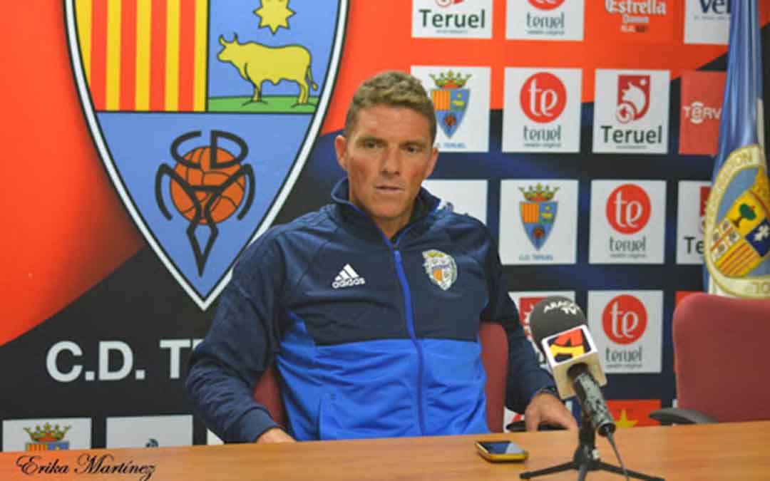 El entrenador del Club Deportivo Caspe, Carlos Burillo. Imagen: Erika Martínez.