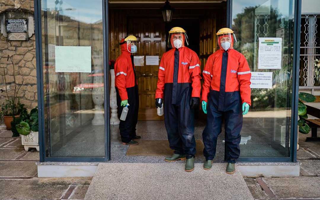 Desinfección a finales de abril en la residencia Hermanitas de los Ancianos Desamparados de Caspe. / DPZ