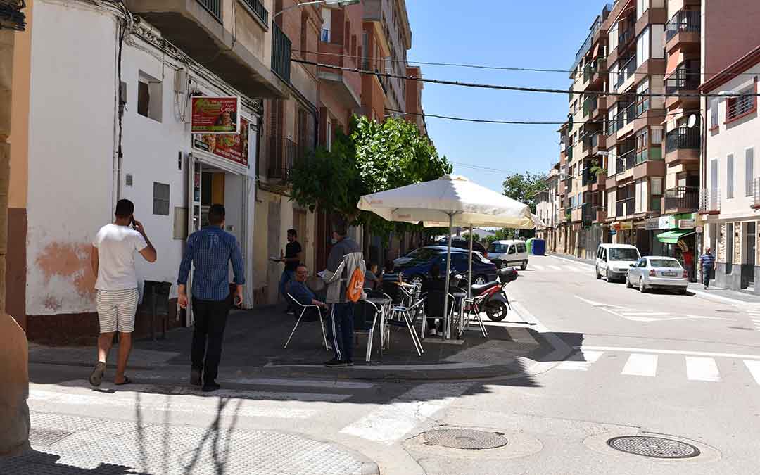 Ciudadanos paseando y disfrutando de las terrazas por Caspe./ L.Q.