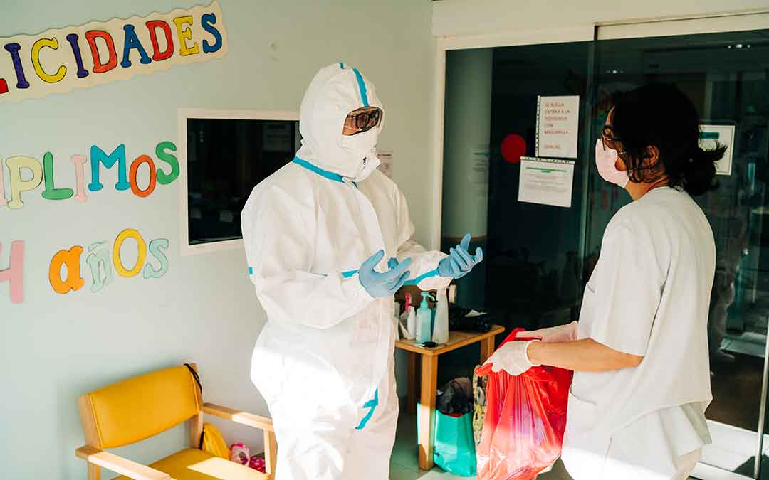 Un doctor sale de ver a una paciente dentro de la residencia. Imagen: Cesáreo Larrosa.