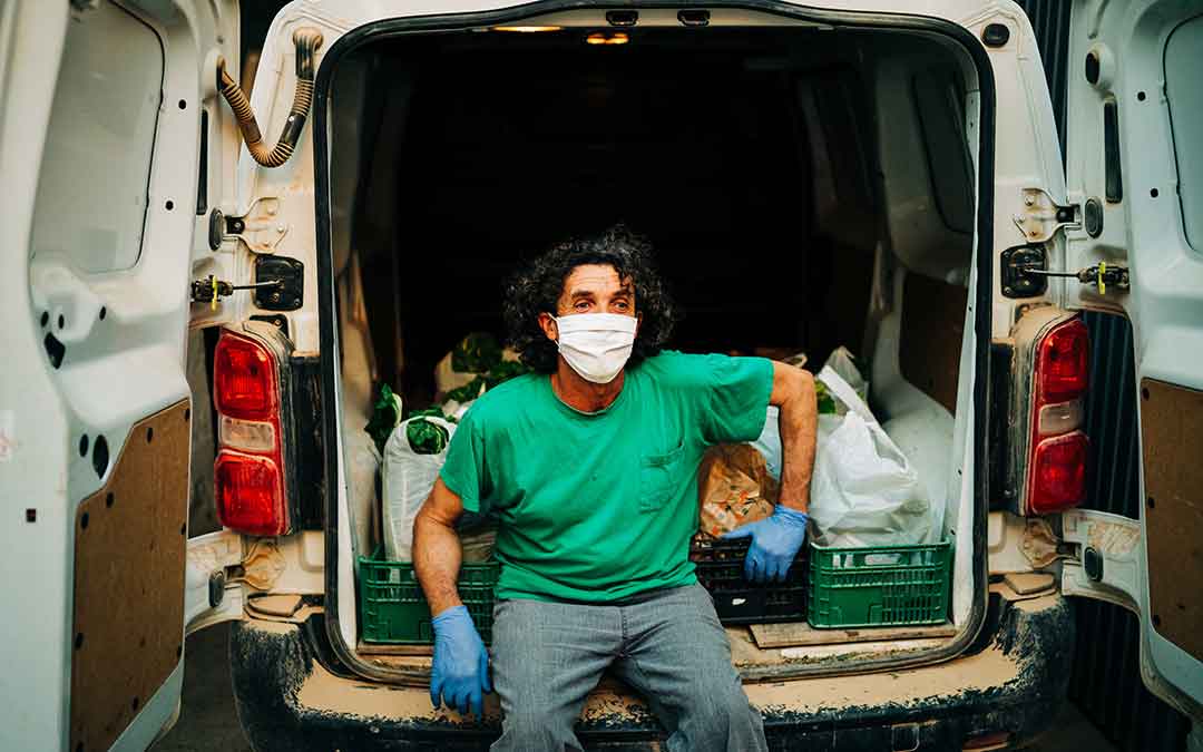 Un trabajador durante la vuelta a la actividad empresarial en Caspe.Imagen: Cesáreo Larrosa.