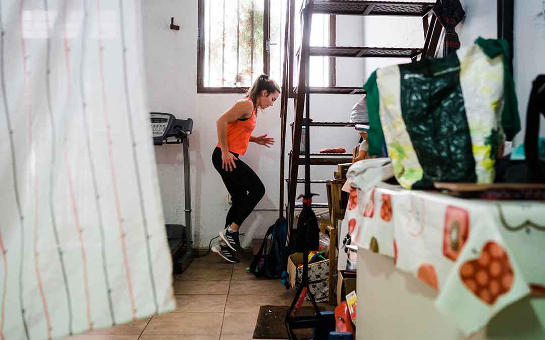 La tenista profesional caspolina Irene Burillo durante un entrenamiento en su casa. Imagen: Cesáreo Larrosa.