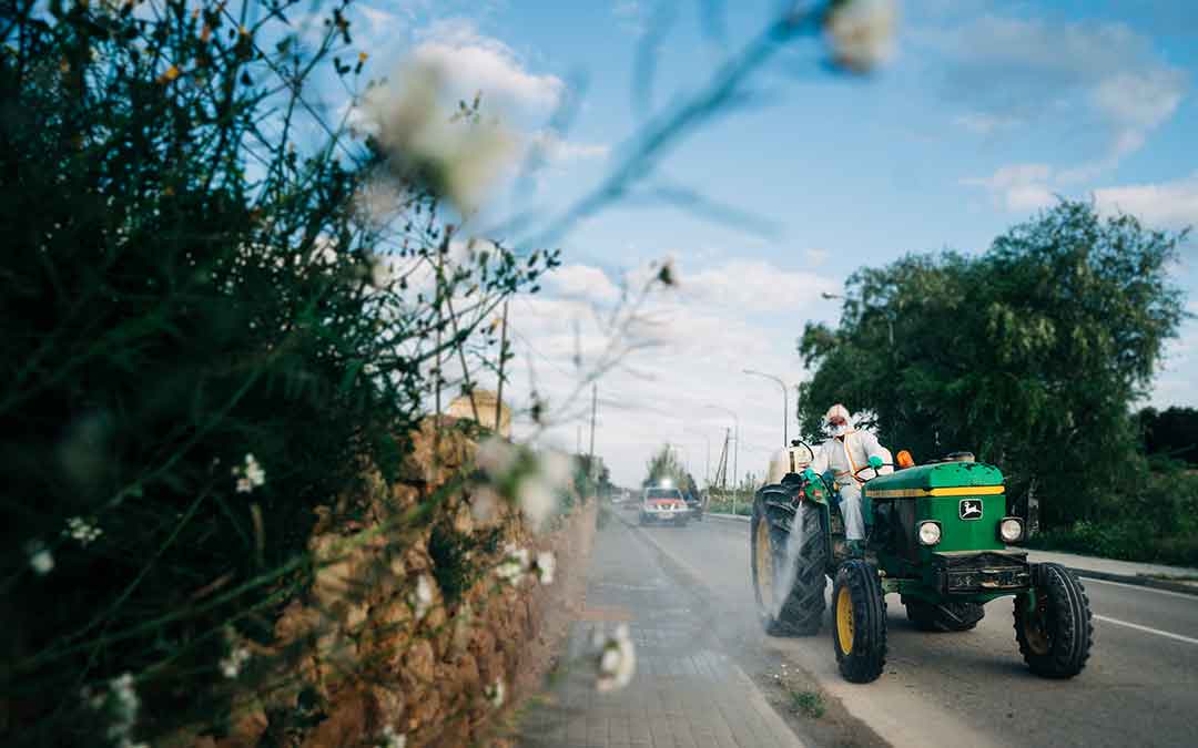 Un voluntario con su tractor realizando labores de desinfección. Imagen: Cesáreo Larrosa.