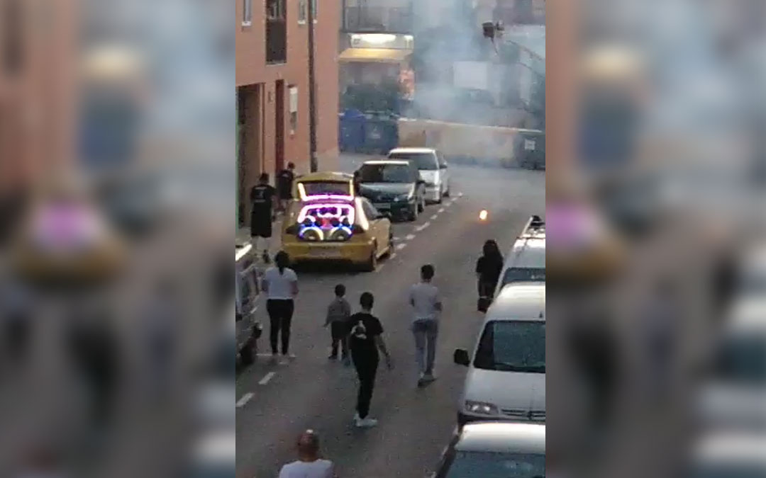 Imágenes grabadas por los vecinos de la fiesta que se celebró este domingo en el barrio El Huerto de los Frailes./ L.C.